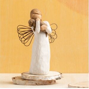 Angel of Friendship sculpted figure by Susan Lordi | Willow Tree